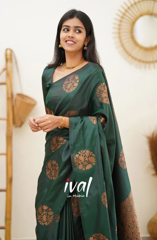 Green_Woven_Kanjivaram_Silk_Saree_with_Saree_Cover